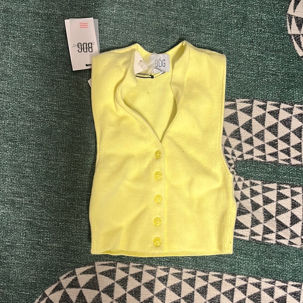 URBAN OUTFITTERS yellow cropped button up tank size small